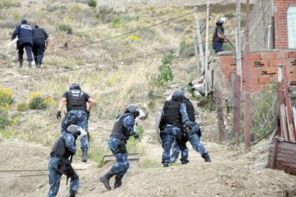 Policias bajo una lluvia de proyectiles por una detenci�n