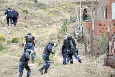 Policias bajo una lluvia de proyectiles por una detenci�n