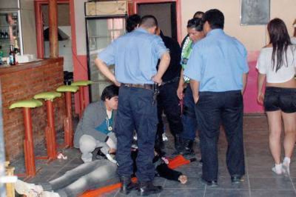 Mujer baleada en el interior de un local nocturno