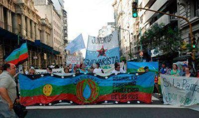 "Botellazo" por el Atuel: pampeanos cortan la avenida Callao, frente a la Casa de Mendoza