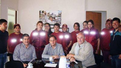 Diez mujeres se suman al barrido de las calles de Comodoro Rivadavia