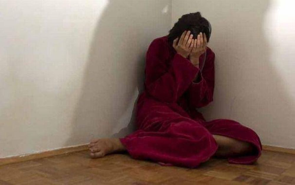 La madre del beb� rompi� en llanto y cont� c�mo su marido la somet�a