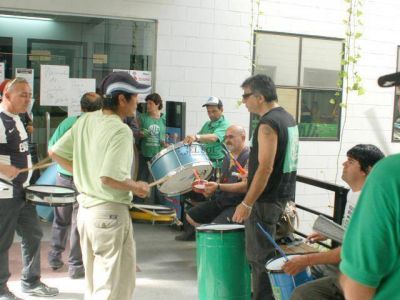 Reclamo de estatales en el edificio municipal