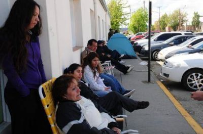 Padres hacen colas en busca de una vacante