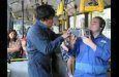 Con una actuaci�n, concientizan sobre el uso de los auriculares en colectivos