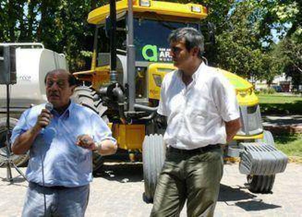 Secretario Mussi y la maquinaria adquirida.