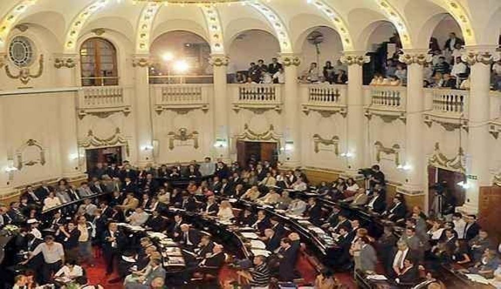 No van ni dos meses de sesiones y un legislador del PJ ya falt� a la mitad de sesiones y un legislador del PJ ya falt� a la mitad
