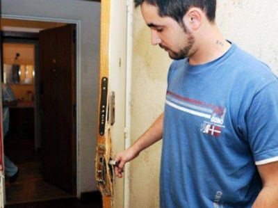 Robaron dos departamentos en un edificio c�ntrico