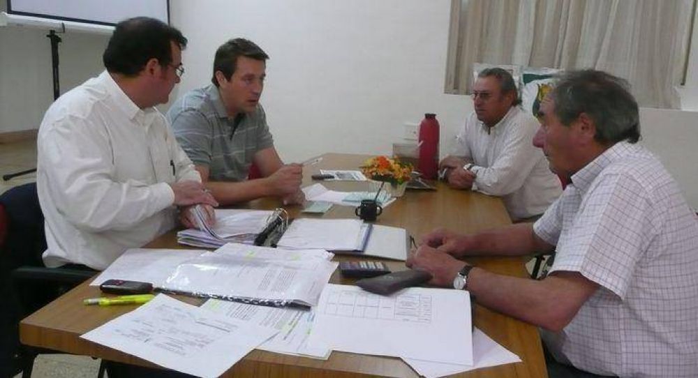 El Intendente firm� convenio en rueda de mate con productores
