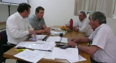 El Intendente firm� convenio en rueda de mate con productores