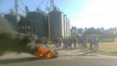 Trabajadores de Calimboy cortan la ruta 39