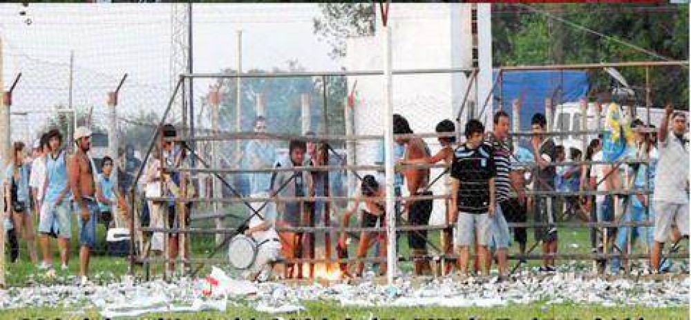 Destrozos en el estadio de Central Larroque
