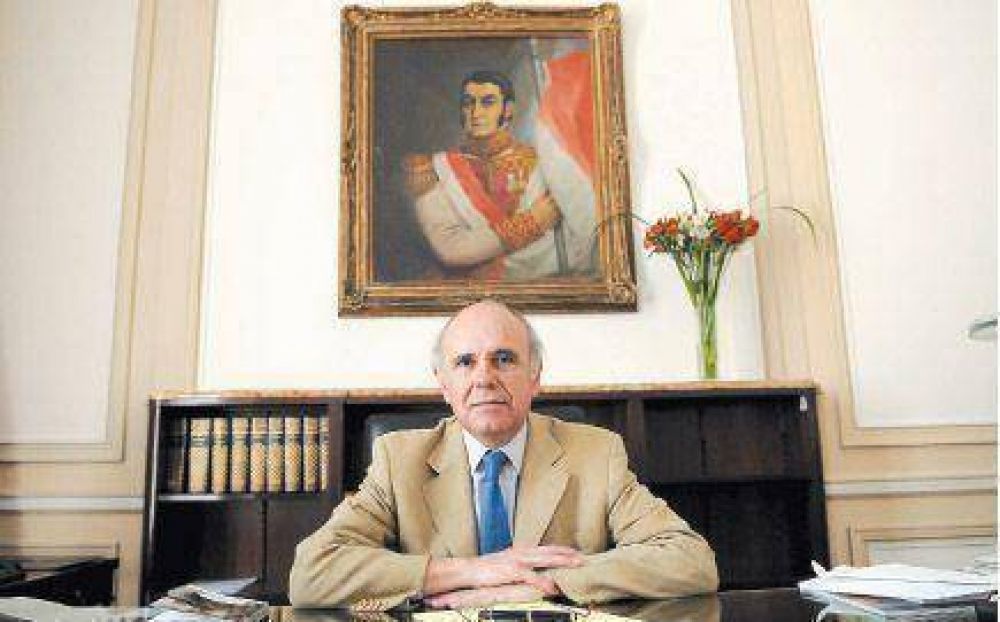 El ex embajador de Per� acusa a la derecha y a la prensa
