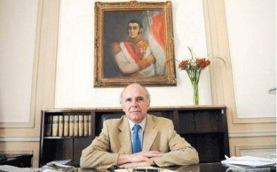 El ex embajador de Per� acusa a la derecha y a la prensa