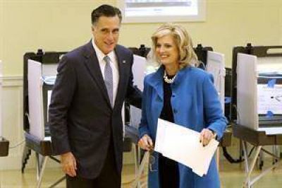 Romney vot� distendido y hasta hizo bromas