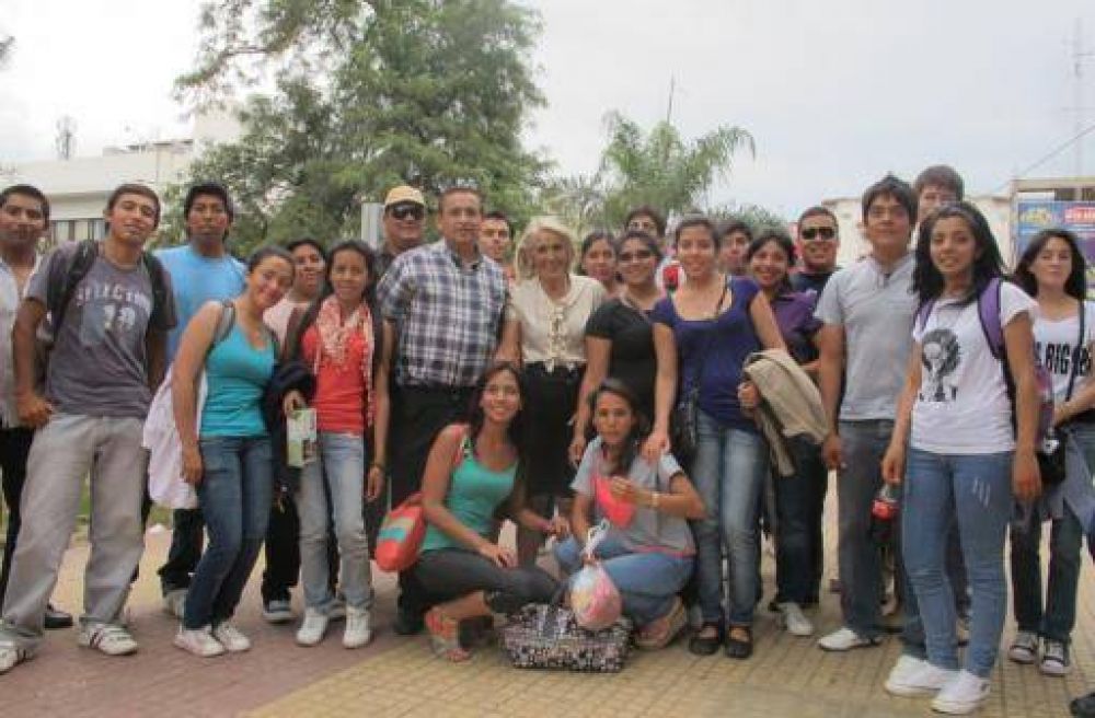 La ministra Acosta despidi� a alumnos que participar�n de jornadas educativas en Buenos Aires
