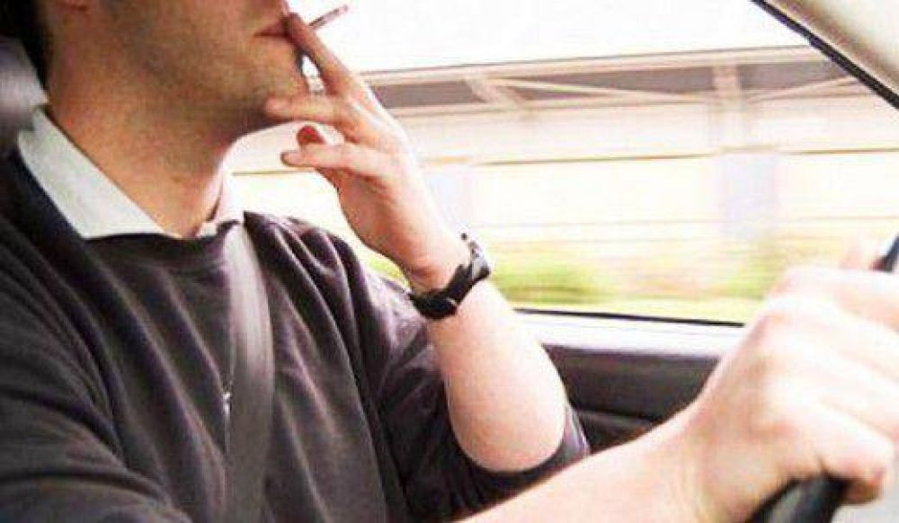 Ma�ana aprobar�n proyecto que proh�be fumar a los conductores