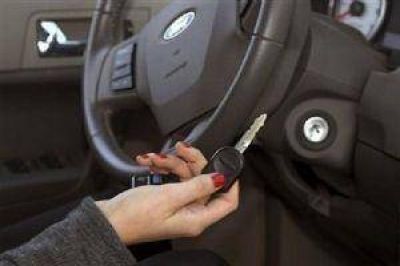Extra�o robo en una agencia de autos