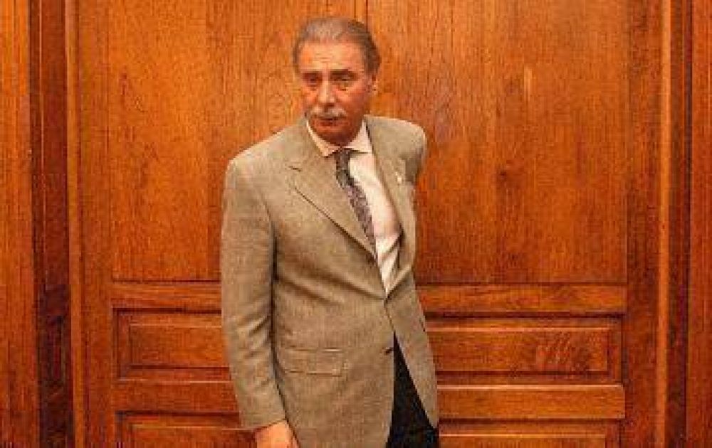 Sobisch se enferm� y piden que lo declaren rebelde