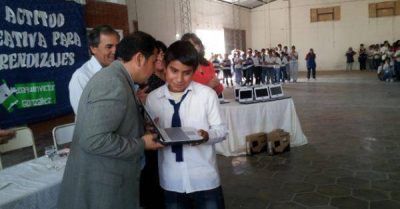 Entregaron laptops a alumnos de Aimogasta