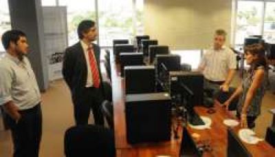 Agostini visit� el laboratorio inform�tico y anunci� nuevos cursos para 2013