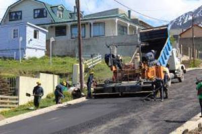 Comenz� la pavimentaci�n en la calle Teuk