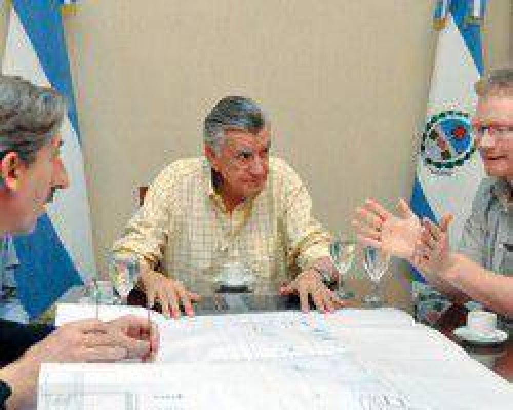 Paneles solares: Gioja recibi� a los t�cnicos alemanes