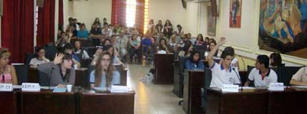 Segunda sesi�n del a�o del Parlamento Joven en el Municipio de Lan�s