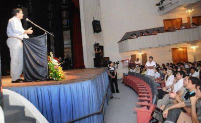 El gobernador alent� a los j�venes a pensar en la pol�tica como herramienta de transformaci�n.