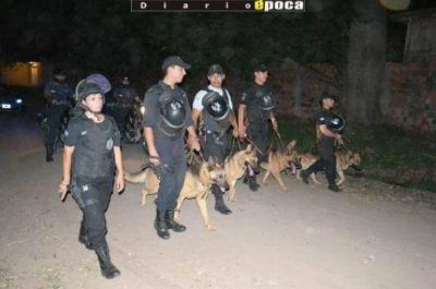 Recorrida policial por el barrio Arazaty de Capital