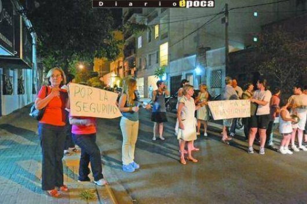 Vecinos del barrio la Rosada cortaron la calle pidiendo por m�s seguridad