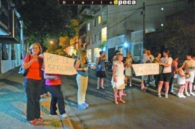 Vecinos del barrio la Rosada cortaron la calle pidiendo por m�s seguridad