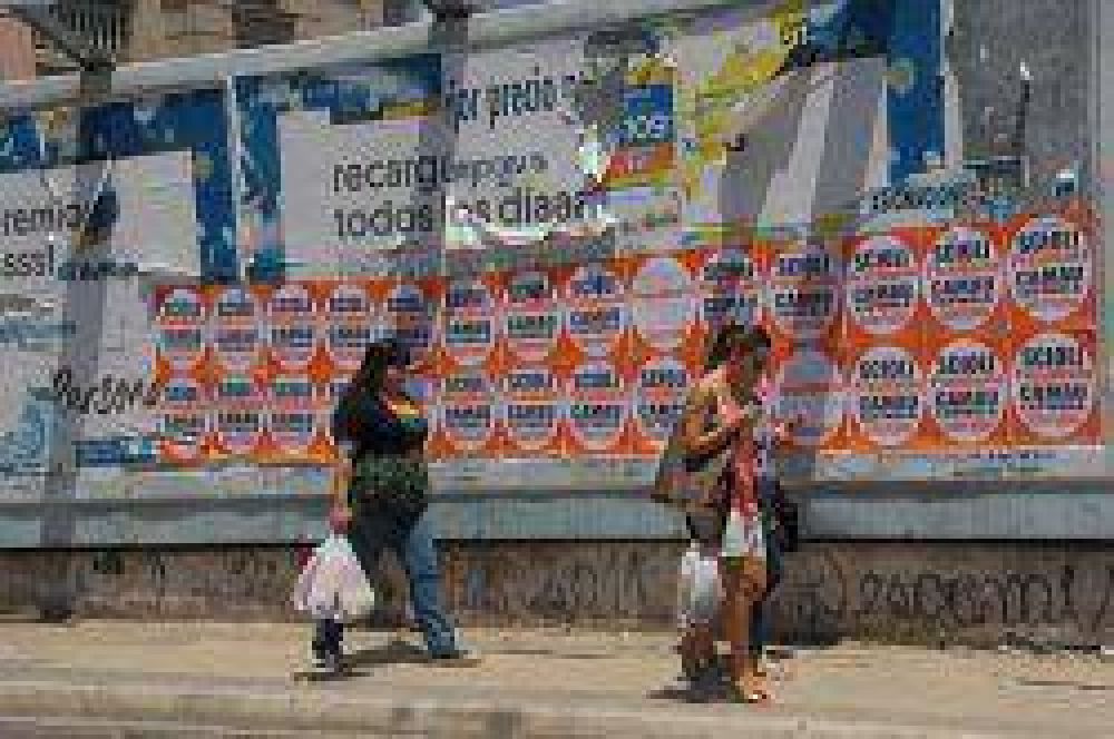 Afiches vinculan a Camau con candidatura presidencial de Scioli