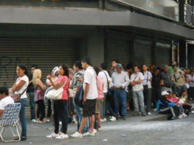 Largas colas en la peatonal C�rdoba para tramitar en la unidad m�vil el nuevo DNI y el pasaporte