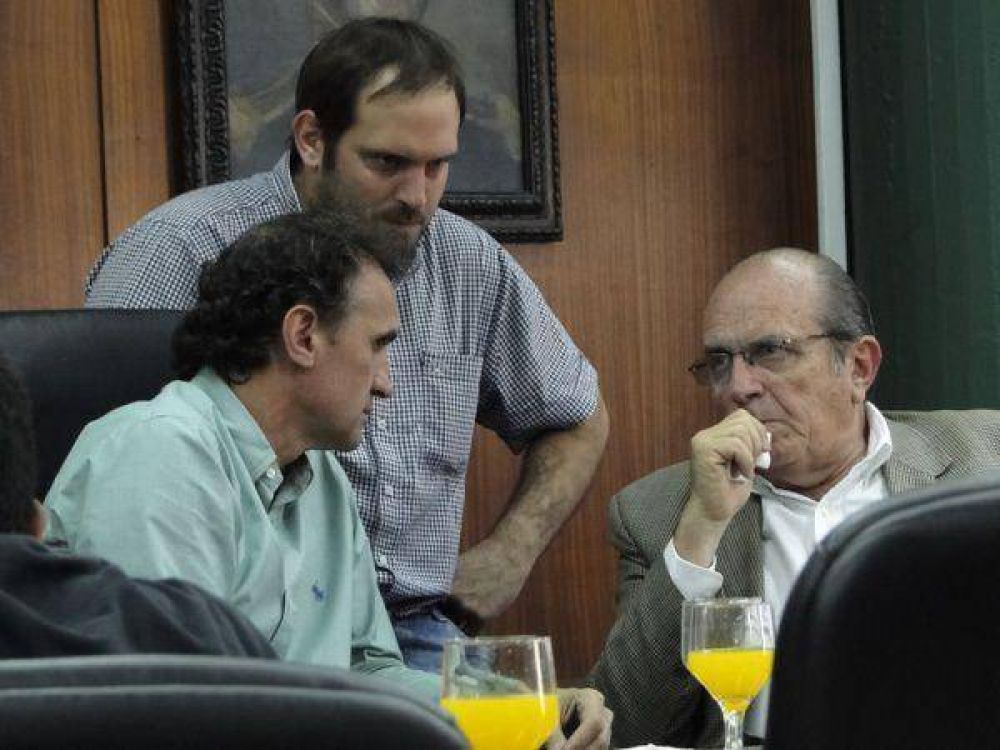 Alcalde K y sus fotos con diputado duhaldista