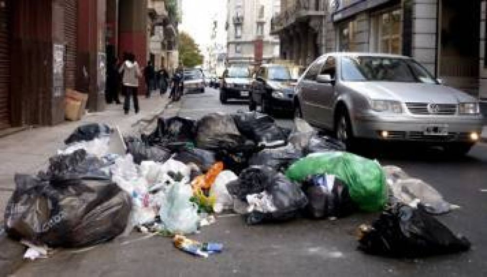 En medio de la ola de calor, siguen los problemas con la recolecci�n de basura