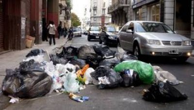 En medio de la ola de calor, siguen los problemas con la recolecci�n de basura