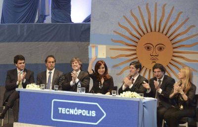 EL INTENDENTE DE LAN�S DAR�O D�AZ P�REZ JUNTO A LA PRESIDENTA CRISTINA FERN�NDEZ EN TECN�POLIS 