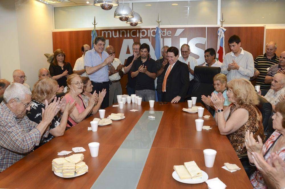 EL INTENDENTE DE LAN�S DAR�O D�AZ P�REZ EN LA PRESENTACI�N DE �PAN SOLIDARIO�   