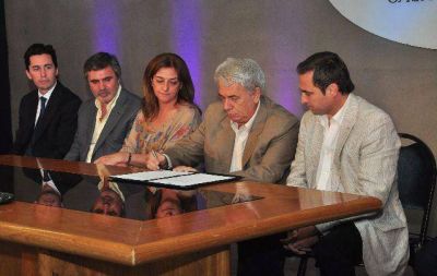 Acuerdan plan de limpieza de los canales maestros en C�rdoba