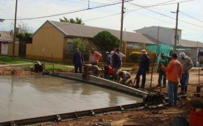 Concluyeron la primera cuadra de asfalto en el Barrio Mocov� Comenzar�n a asfaltar la segunda cuadra.