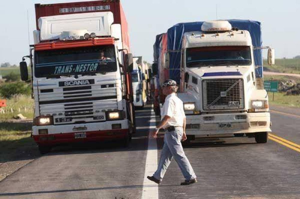 Tensi�n entre camioneros y productores