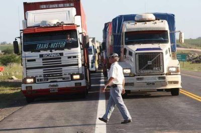 Tensi�n entre camioneros y productores