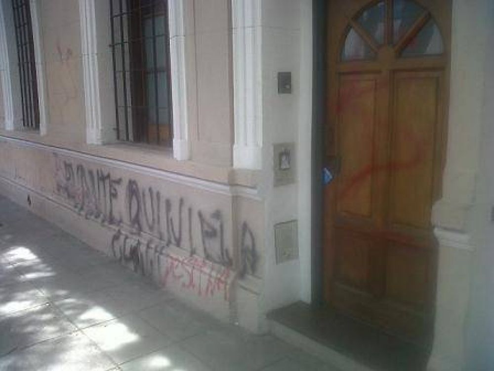 Graffitis en la casa de Gabriela Michetti
