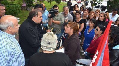 Hoy los estatales volver�n con su reclamo al municipio