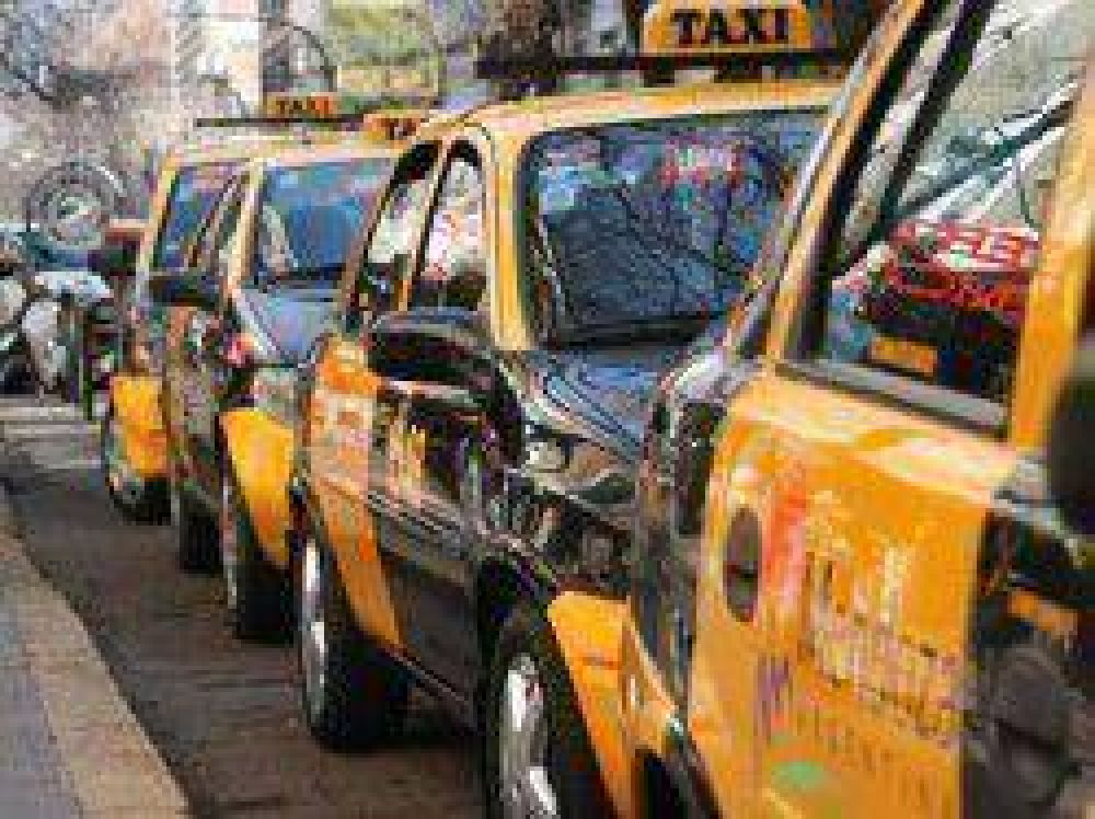 Taxistas piden suba de tarifas