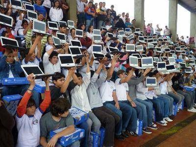 M�s de 900 netbooks para San Vicente, Eldorado y Campo Ram�n