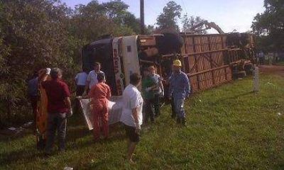Cuatro muertos y m�s de quince heridos al despitar un colectivo sobre ruta 201