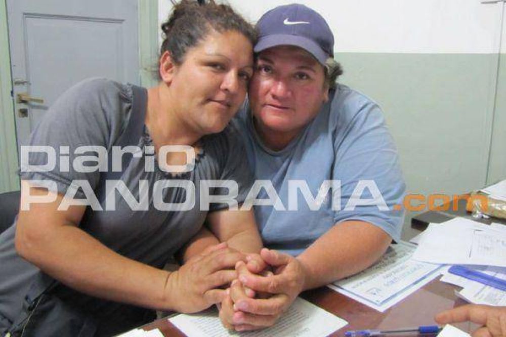 Tras cumplir 21 a�os de noviazgo, dos mujeres se casan en Las Termas