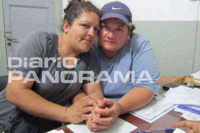 Tras cumplir 21 a�os de noviazgo, dos mujeres se casan en Las Termas